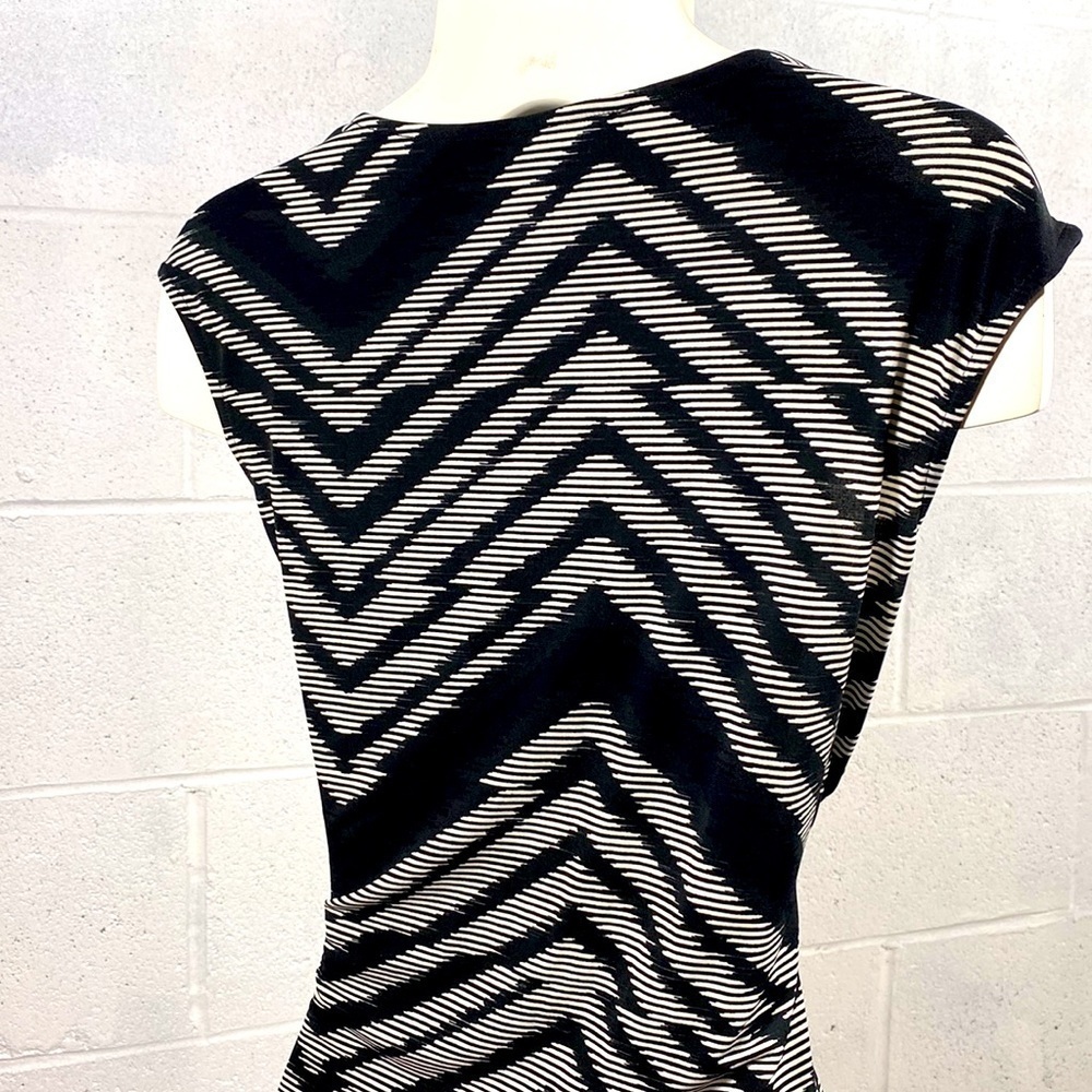 Yessica t-shirt dress black and white pattern and pleaded tummy area… - Picture 5 of 7